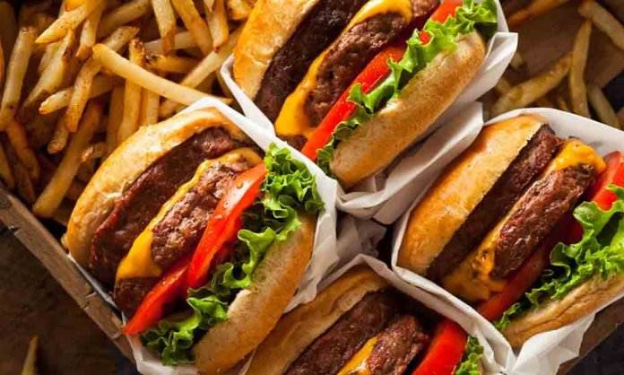 7 Fast Food Eateries In Karachi To Enjoy During Your Office Break 