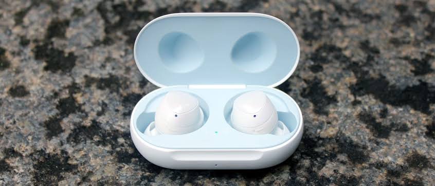 AirPods Vs Galaxy Buds: Which One Performs Better?
