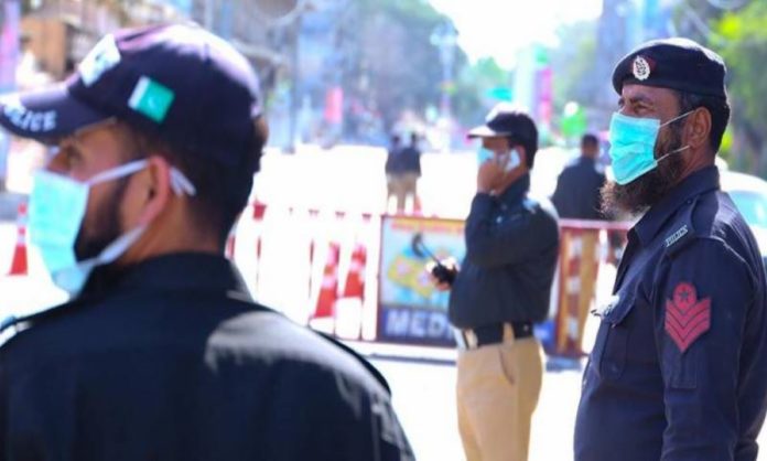 Sindh Police Officer Spotted Giving Masks To Roadside Vendors