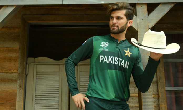 fans-furious-as-pakistan-cricketers-cowboy-photos-go-viral