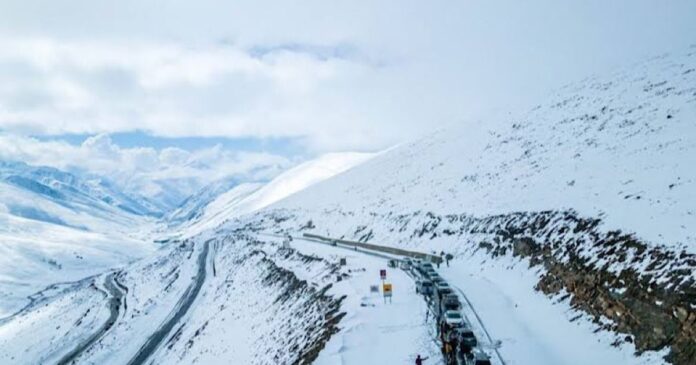 Northern Pakistan Turns Into a Winter Wonderland After Snowfall