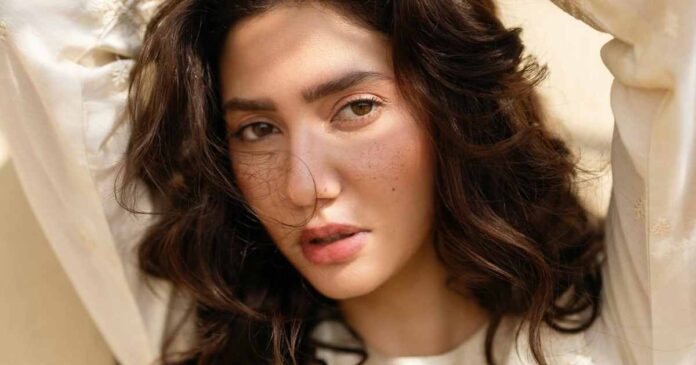 Mahira usually claims that the most simple is the most effective for her. Her main concerns in her skincare routine are hydration.