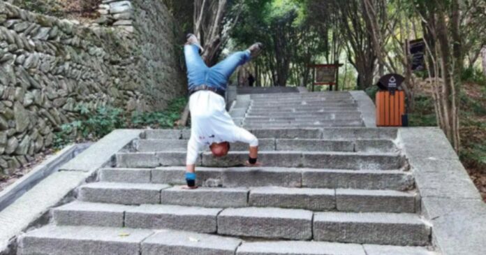 Chinese Man Climbs Mountains on His Hands