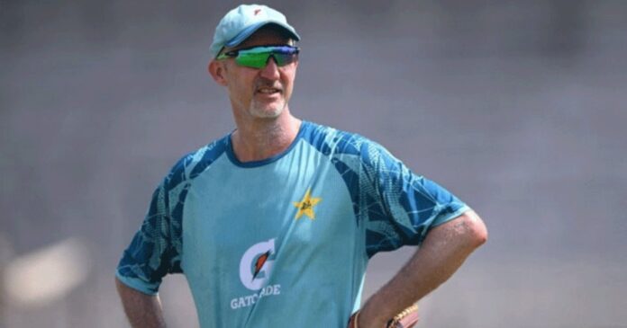 Jason Gillespie Calls Aaqib Javed a "Clown"