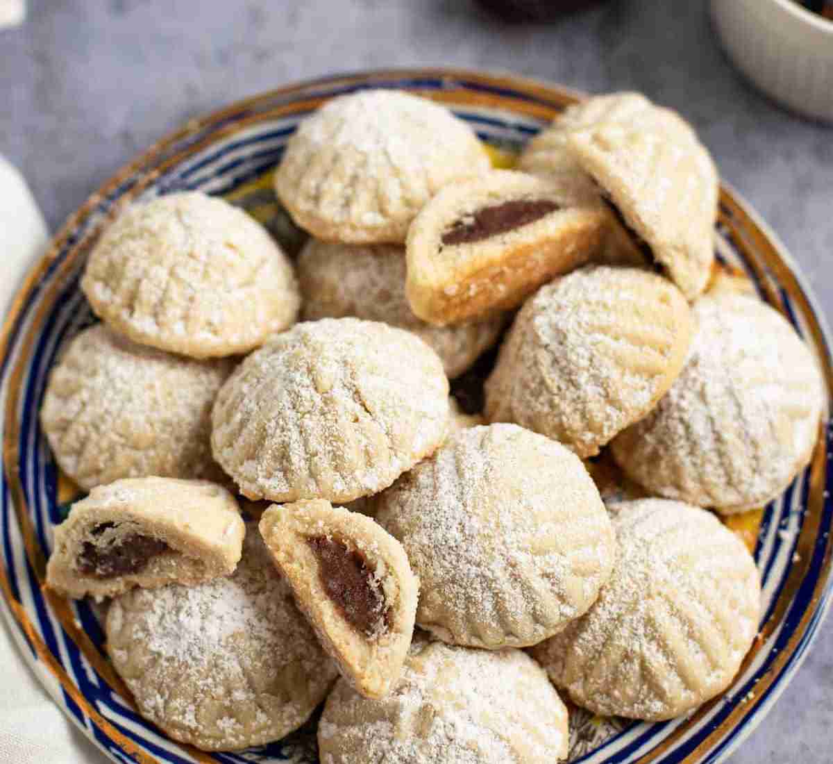 Maamoul (Date Filled Cookies)