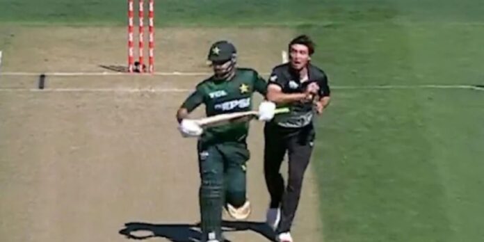 Khushdil Shah colliding with New Zealand bowler Zakary Foulkes